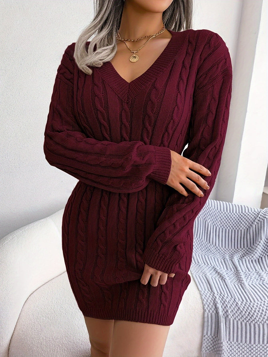 Belvara | Dame Strikket Minikjole med Kabelstrik - Burgundy - Image 3