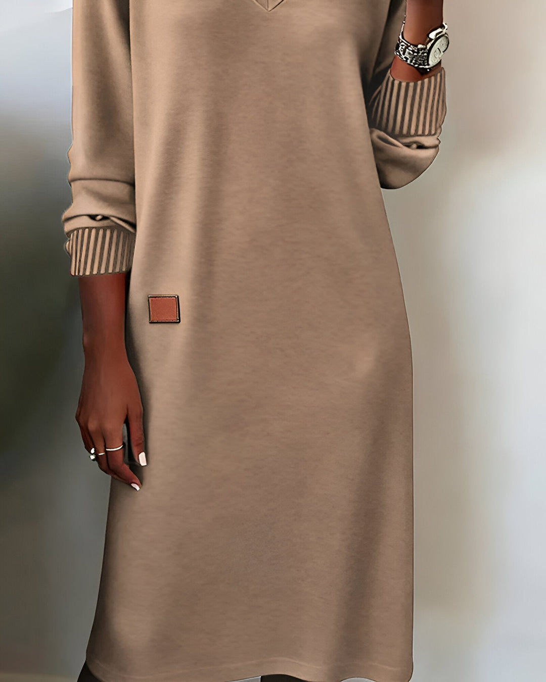 Halvine | Dame Strikkjole med V-hals og Lange Ærmer - Beige - Image 6