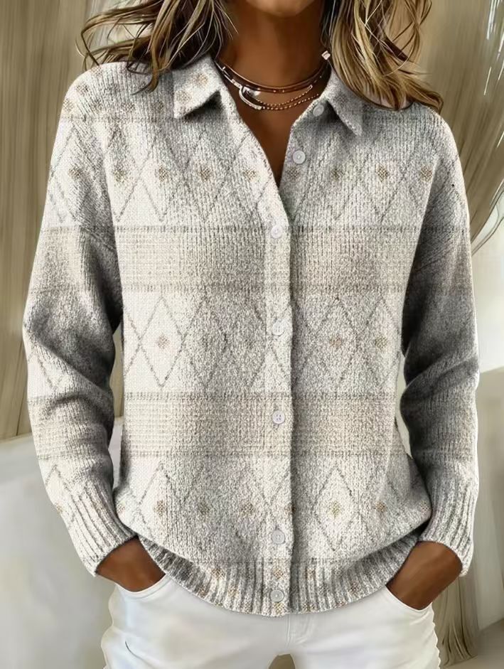 Molvina | Dame Strikjakke med Knapper og Geometrisk Mønster - Light Grey - Image 1