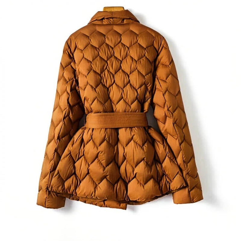 Nora | Dame Vinterjakke med Bælte og Rombe-Quilting - Camel - Image 2