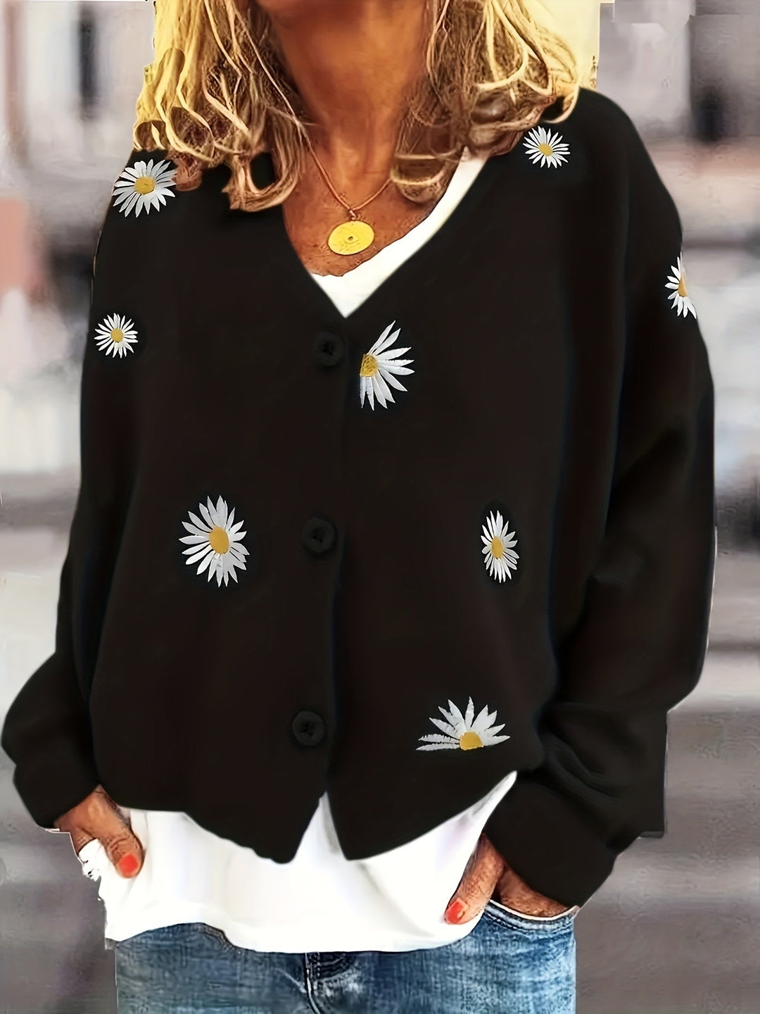 Solbrita | Dame Strikjakke med Blomster - Image 10